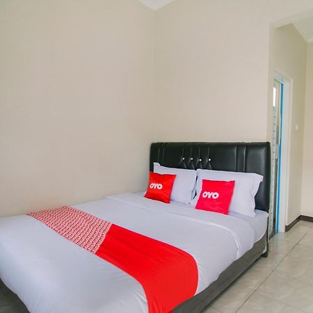 Oyo 1078 Fakhira Residence Чіанджур Екстер'єр фото