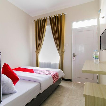 Oyo 1078 Fakhira Residence Чіанджур Екстер'єр фото
