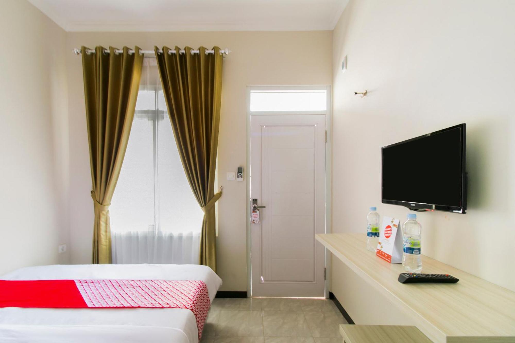 Oyo 1078 Fakhira Residence Чіанджур Екстер'єр фото