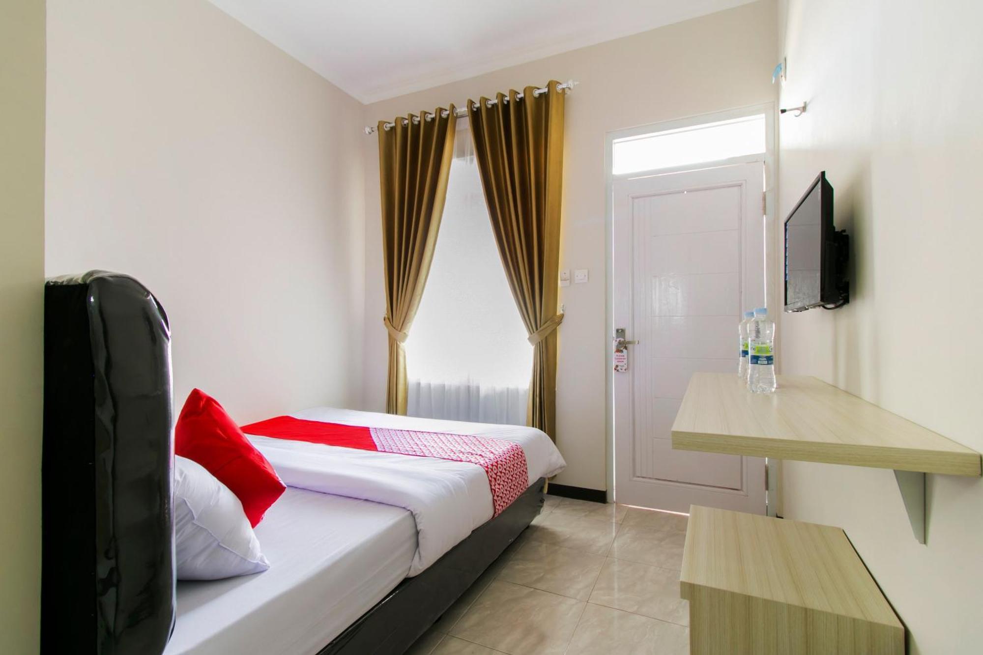 Oyo 1078 Fakhira Residence Чіанджур Екстер'єр фото