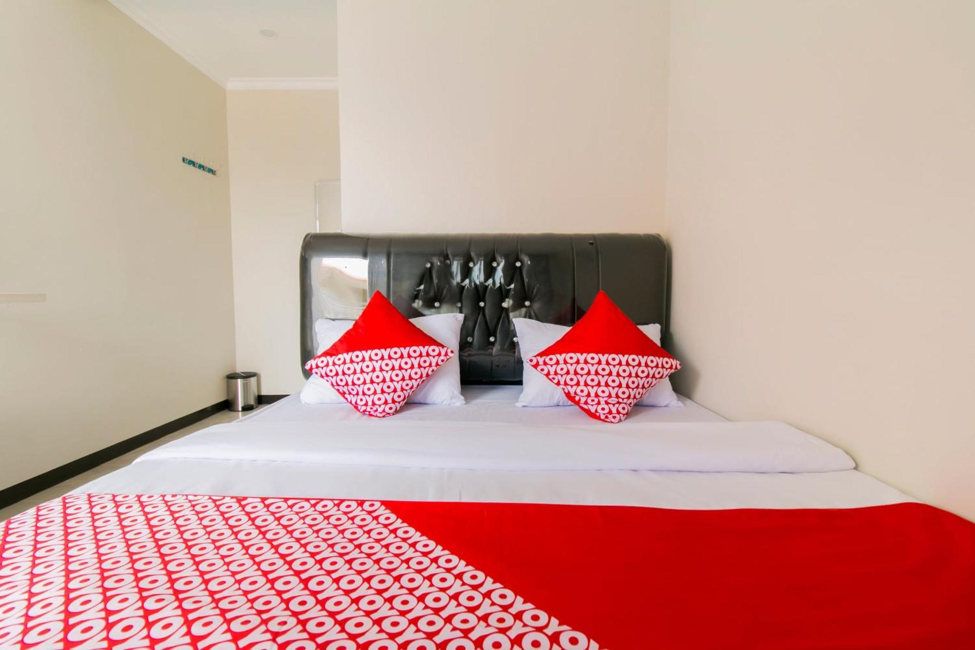 Oyo 1078 Fakhira Residence Чіанджур Екстер'єр фото