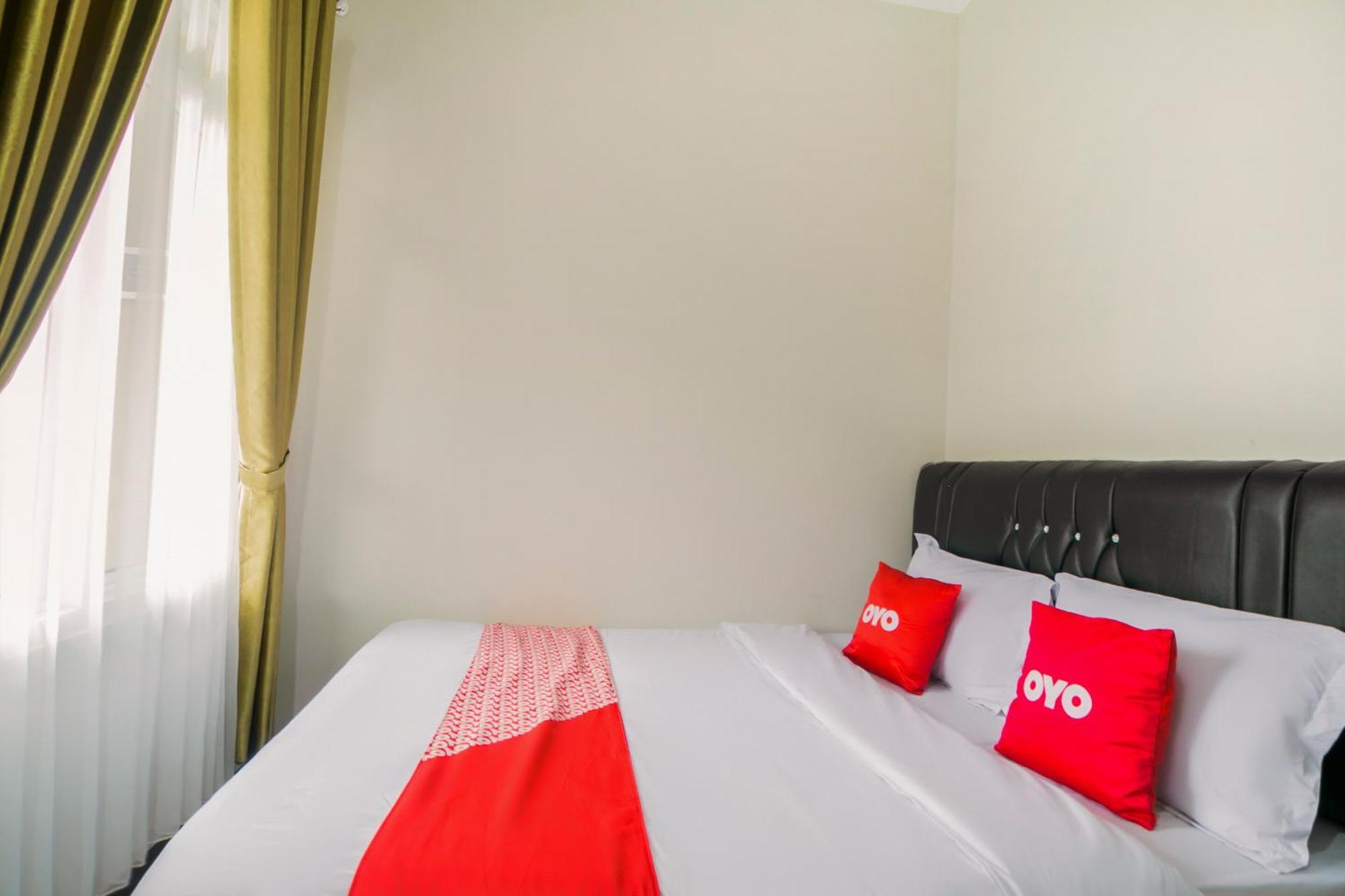 Oyo 1078 Fakhira Residence Чіанджур Екстер'єр фото
