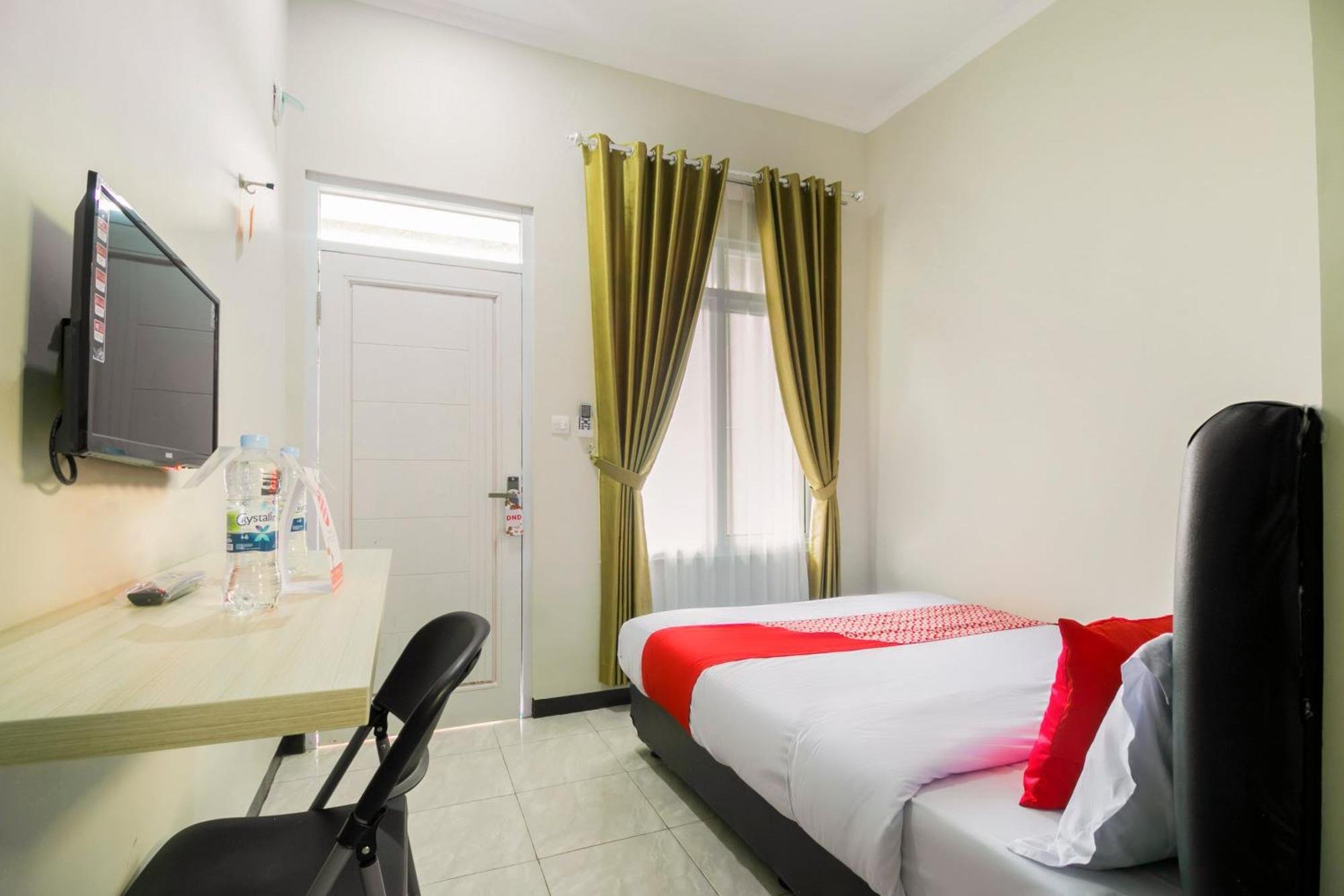 Oyo 1078 Fakhira Residence Чіанджур Екстер'єр фото